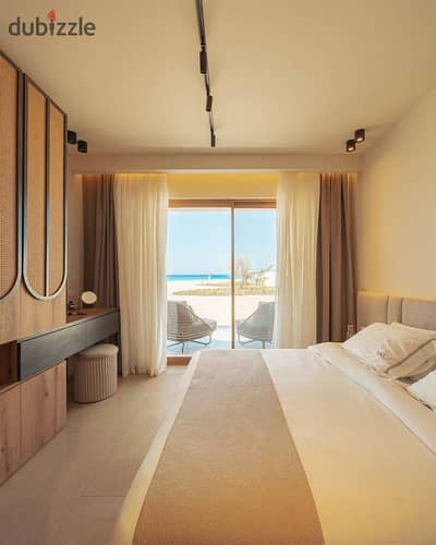شاليه متشطب صف اول علي البحر في راس الحكمة بجوار هاسيندا Hacienda وبالقرب من جون سوديك
