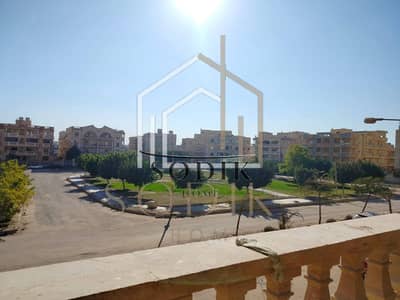 شقة للبيع في مدينة العبور الحي التاسع حي ممتاز وحيوي وكلوا خدمات شقة متفرعة من شارع الثقافة قريبة من شارع الجامعة أول بلكونة بعد الأرضي فيو على جاردن