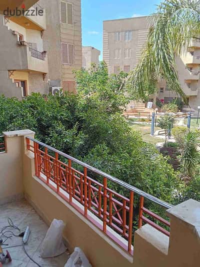 شقة للايجار 122م  دور اول  بكمبوند اوبرا سيتي  بالتكيفات و مطبخ