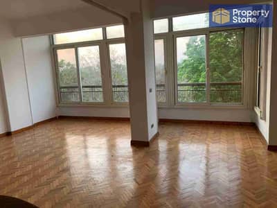 Apartment for sale in a very distinctive location with a panoramic view directly overlooking the zoo, great view and excellent ventilation