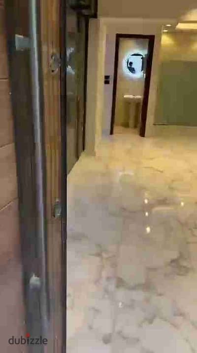 شقه 135متر للبيع أرضى بمدخل خاص  / حديقه خاصه 90 متر  / الشيخ زاید خلف مول العرب مباشرا  / تصلح سكنى أو عياده طبیه او مکتب اداري    لو بتدور على شقة مختلفة بجد. . . دي من الحالات النادرة تصلح سكن أو عيادة أو مكتب أدارى