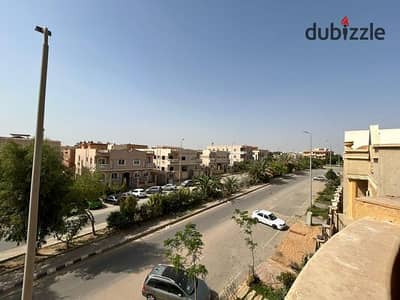 شقة للبيع في شرق الأكاديمية – دور ثاني بأسانسير وروف
