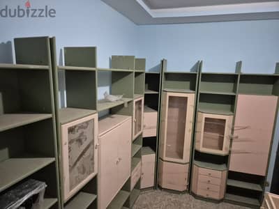 مكتبة كبيرة تحمل وتخزن أشياء كثيرة جدا وبها أيضا مكان للتليفزيون