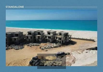 شالية صف اول علي البحر جاهز للسكن متشطب بالفرش والاجهزه والمطبخ في الساحل الشمالي مارينا 5 بجوار فندق Rixos و هاسيندا