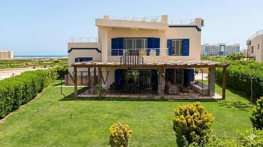 فيلا فاخرة مفروشة بالكامل للبيع في غزالة باي ريزورت بموقع مميز على البحر مباشرة، مساحة كبيرة وتشطيب كامل وجاهزة للسكن مع حديقة خاصة ومرافق متكاملة