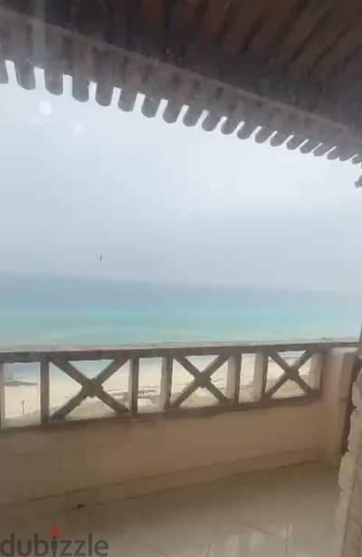 شقه  لقطه للبيع باطلاله علي البحر بالفرش بالعجمي بيانكي