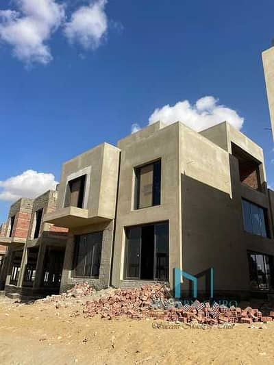 Own a standalone villa in the heart of New Cairo, right next to Al Rehab, with the nearest delivery date, lowest down payment,