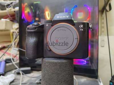 Sony A7III Body مع عدسة Sony FE 50mm F1.8 مع عدسة Sony FE 50mm F1.8