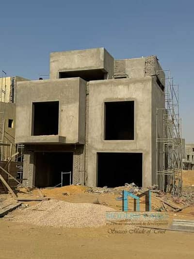 Own a standalone villa with one of the largest land areas in a villas-only compound in the heart of New Cairo, right next to Al Rehab, with near deliv