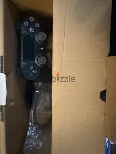 Ps4 slim٥٠٠ جيجا معاه دراع و