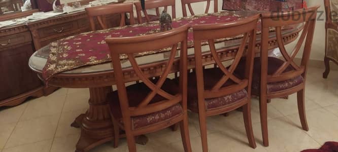 سفرة زان مع ٨ كراسي وبوفيه بحالة محترمة جدا