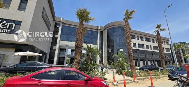 عيادة ٥٠م للإيجار في مول ايست هيل | تشطيب كامل | التجمع الخامس | القاهرة الجديدة