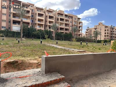 شقة للبيع ارضي 200متر بجنينة 230 م ناصيتين - في جاردن هيلز استلام فوري