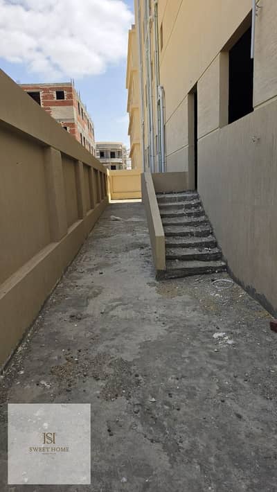 شقه للبيع في بيت الوطن ارضي بحديقه خاصه  بسعر مميز استلام فوري