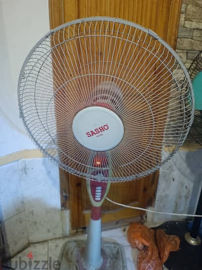 مروحة عمود بها اباجورة او وناسه