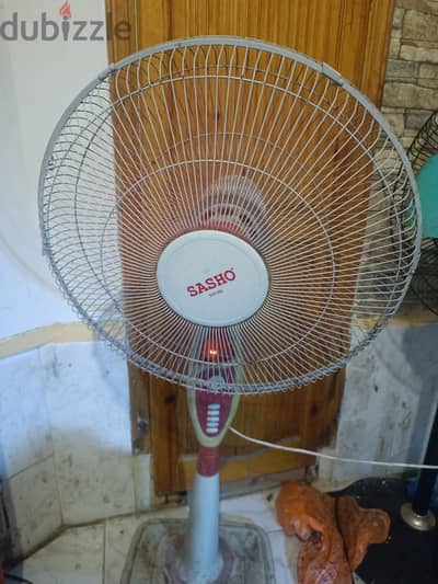 مروحة عامود بها اباجورة