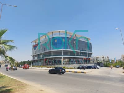محل متأجر للبيع بعائد سنوي في زايد بلازا علي ش الشباب-الشيخ زايد