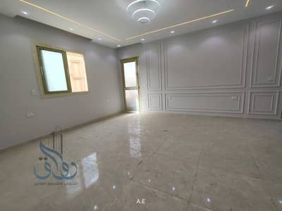 شقة للبيع في الحي الخامس متشطبة بالكامل موقع مميز قريب للمحور المركزي ودقايق للحصري ومول العرب