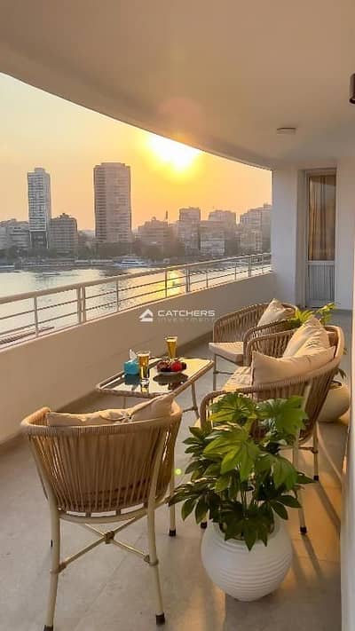 شقه فندقيه  بفيو على النيل fully finished فى ابراج reve du nile بجوار مستشفى اللام الدولى