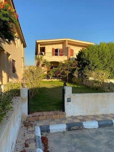 فيلا للبيع قرية جامعة الدول العربية الساحل الشمالي بالفرش والأجهزة فيو بحر