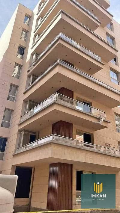 شقه للبيع بفيو على البرج الايقوني والنهر الاخضر بالتقسيط حتى 12 سنه بمقدم 700,000 في منطقة ال ار 7 في العاصمه الاداريه الجديده في ال R7