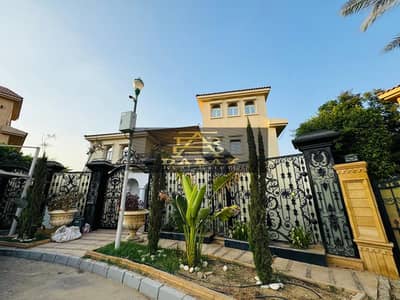 فيلا كالقصر مدينتى فاخره 7 غرف بحرى بحمام سباحه جاهزه