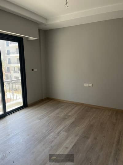 شقة أول سكن للإيجار في كمبوند Village West الشيخ زايد | تشطيب سوبر لوكس وتكييفات كاملة داخل كمبوند راقي بافضل سعر