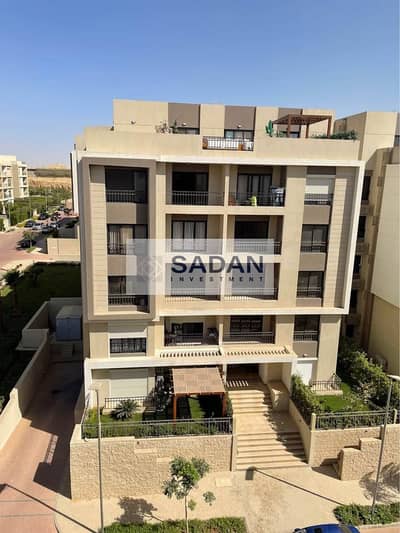 شقة بجاردن للبيع استلام فوري بخصم 30 % متشطبة الترا سوبر لوكس في الجولدن سكوير علي شارع التسعين الشمالي مباشرة في كمبوند فيفث سكوير                  .