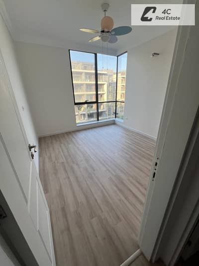 3-bedroom apartment for sale, immediate occupancy, in Al Patio Oro Compound, Fifth Settlement, with a prime location overlooking a wide landscape.