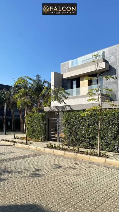 فيلا فاخره 3 ادوار fully finished بفيو على private pool + قسط 7 سنوات للبيع فى patio town التجمع الخامس بجوار AUC