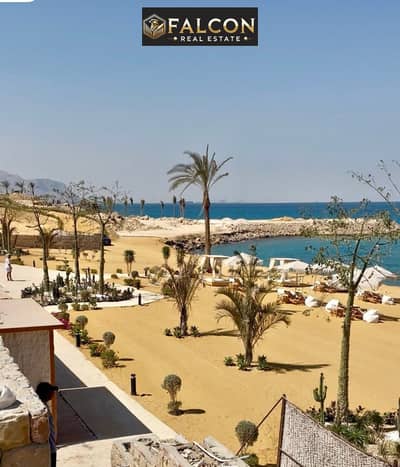 فرصة للإستثمار شقه بتشطيب فندقي + Serviced  ع البحر مباشرة فـ Marina 5 بالتقسيط حتي 10 سنين , اجدد طرح بسعر اللونش
