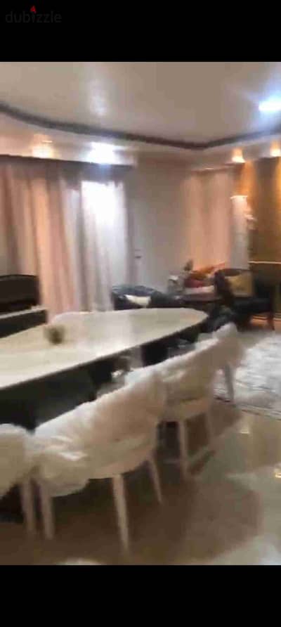 شقه مفروشه اول سكن بعماره جديده  للاسر العرب والاجانب بالمربع الذهبي