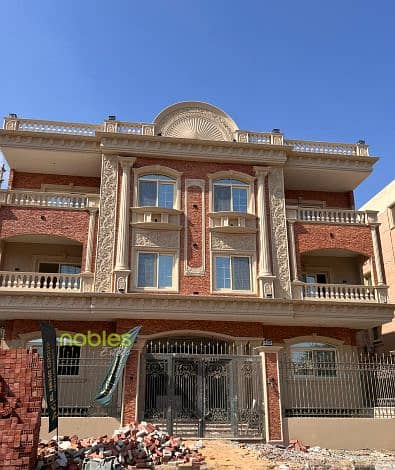 شقة ارضي للبيع بجاردن  موقع مميز خطوات من التسعين الشمالي في البنفسج 11 القاهره الجديده