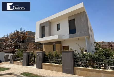 فيلا للبيع متشطبة بالكامل بالتكييفات بفيو مميز جدا في زيد ايست التجمع الخامس  Zed East