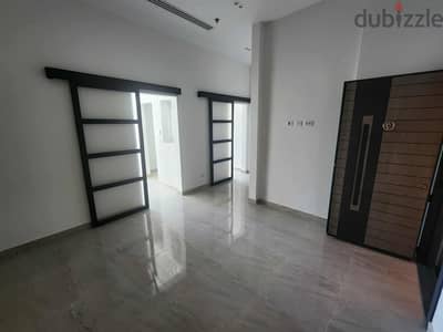 عيادة او مقر إدارى 85 متر الدور الأول فى the ledge mall ا