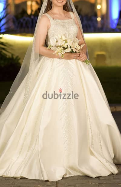 Elegant wedding dress, worn only once.