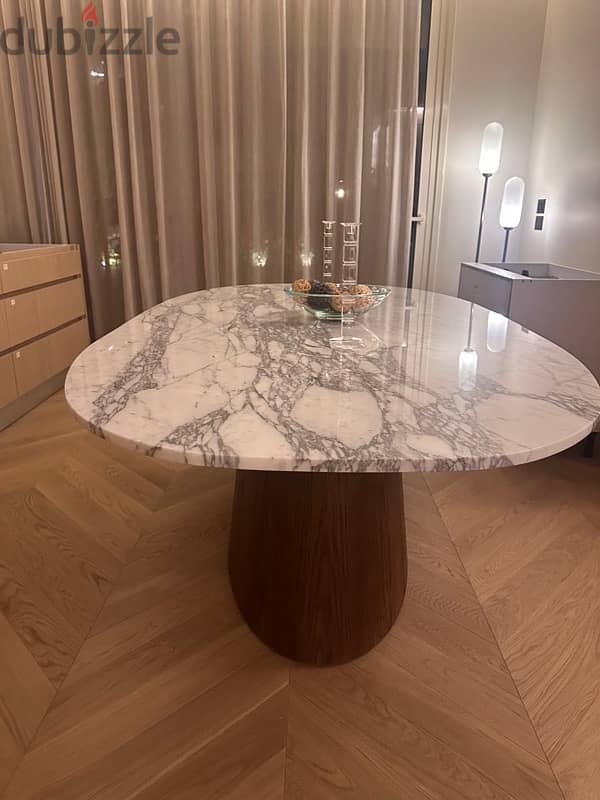 Luxurious Dinning Table 4