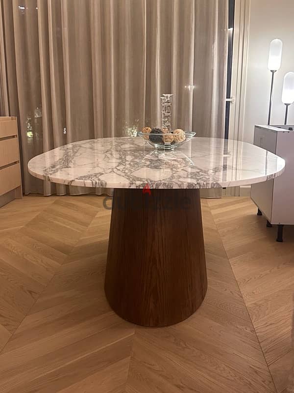 Luxurious Dinning Table 5