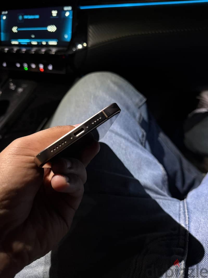 Iphone 16 pro max 4