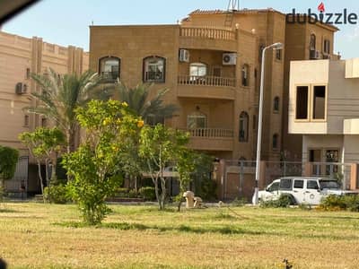 فيلا للبيع في جنوب الاكاديميه التجمع الخامس علي حديقه