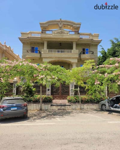 فيلا متشطبه للبيع في غرب الجولف بالتجمع علي حديقه