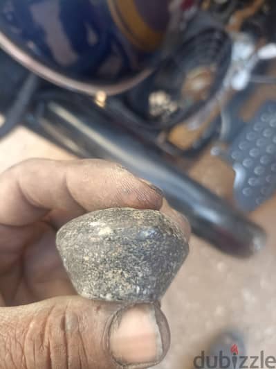 حجر ما بعرف نوعه. ولاكن يشع بالاخضر عند تسليط كشاف الموبايل