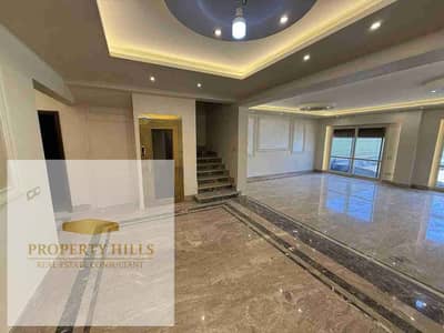 Fully finished villa with an elevator, ready for immediate delivery, located near 90th Street in New Cairo.