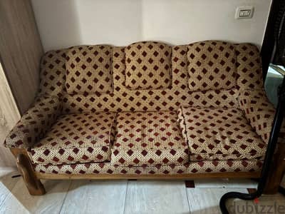 كنبة تلات مقاعد بحالة جيدة