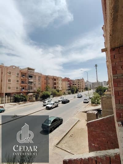 شقة للبيع استلام فوري وتقسيط بحرية فين مفتوح موقع مميز جدا خطوات من طريق الواحات بحرية علي شارع رئيسي