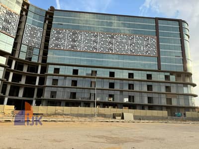 مكتب اداري للبيع في اميز لوكيشن في العاصمه الاداريه في منطقه mu23 لوكيشن مميز جدا داخل العاصمه بين أكبر كتلتين سكنتين R2وR3 و علي محور الامل مباشره