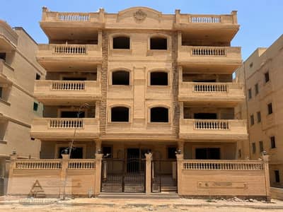 شقة 140م للبيع في عمارة ريفيرا – الحي الخامس، الهضبة الوسطى، المقطم | موقع مميز، تقسيم عملي، قريب من الخدمات والمحاور الرئيسية