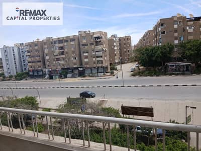 للبيع شقه بمساحه واسعه  فى مدينه نصربها جنينة أسفل العقار