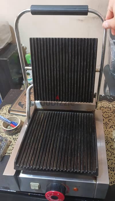 توستر مستعمل ٣٠ سم  المكان فيصل 01223509779