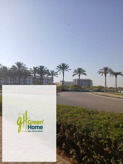 شقة متشطبه بالمطبخ والتكيفات للايجار في أب تاون كايرو موقع مميز Uptown Cairo Emaar